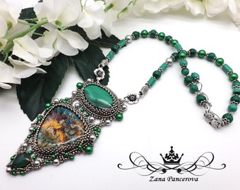 Green necklace with malachite, stone with dried flowers and Swarovski pearls, necklace made of precious stones, handmade jewelry.
