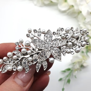 Bridal Hair Clip with Pearls and Crystals – Floral Silver Hair Accessory for Wedding, Elegant Hairpiece for Bride, Romantic Flower Barrette