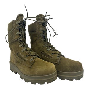 Peut inclure: Paire de bottes de combat vert olive avec une texture semblable à du daim. Les bottes ont un laçage avec plusieurs œillets et une semelle épaisse et robuste. Conçues pour la durabilité et le soutien.