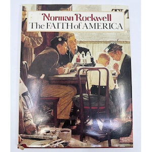 Może przedstawiać: Vintage okładka książki zatytułowana "Norman Rockwell The Faith of America". Okładka przedstawia szczegółową ilustrację ludzi zgromadzonych wokół stołu, z naciskiem na scenę rodzinną. Grafika ma klasyczny, nostalgiczny charakter.