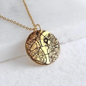 Personalized map necklace in gold stainless steel with engraved city map detail pendant