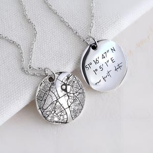 Collar con mapa personalizado, colgante con coordenadas personalizadas, collar "Donde nos conocimos", regalo para relaciones a distancia.