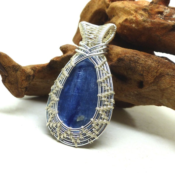 Pendentif cyanite bleu wire wrap, bijoux fantaisie , bijoux elfique, collier cyanite, cadeau unique pour elle, cadeau pour mère, fil enroulé