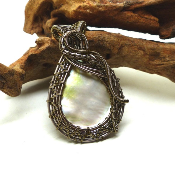 Pendentif nacre wire wrap, collier nacre, mother of pearl, pièce unique, bijoux fantaisie, pendentif elfique, cadeau unique pour elle