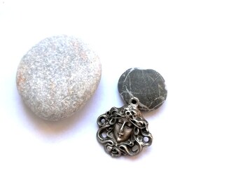 200079 - pendant - head - antic silver color, pewter piece