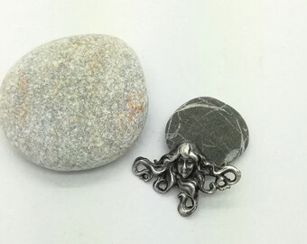 180027 - A Girl&#39;s Head With Flowing Hair - antic silver color