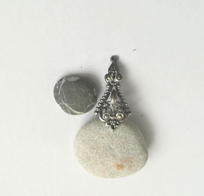 200070- 2 Pcs -pendants With Lily-antic Silver - Etsy