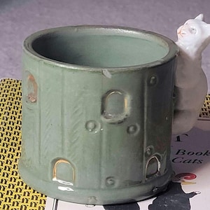 Vintage sugar pot with white cat