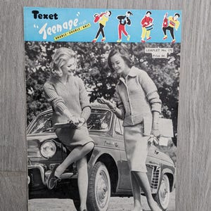 Peut inclure: Image en noir et blanc d'une brochure de patrons de tricot vintage intitulée "Texet Teenage". La couverture présente deux femmes en tenues tricotées posant près d'une voiture. La brochure a une bannière bleue avec des illustrations.