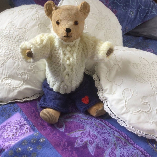 Teddybär-Kleidung, Teddybär-Strickoutfit, Pullover aus 100% britischer Wolle, Bärenhose, Hose, Personalisierte Latzhose, traditionelles Aran