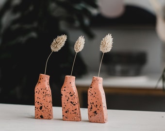 Grass stem vase in terrazzo