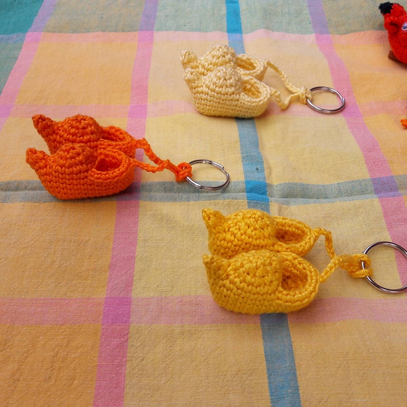 Amigurumi Klompjes, sleutelhanger of tashanger, hand-gehaakt 5 cm afbeelding 1