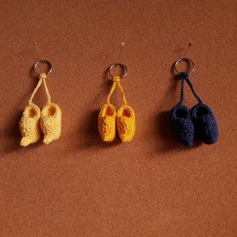 Amigurumi Klompjes, sleutelhanger of tashanger, hand-gehaakt 5 cm afbeelding 2