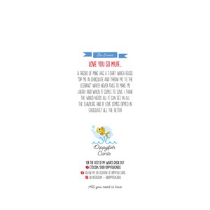K&ouml;nnte beinhalten: Wei&szlig;e Gru&szlig;karte mit dem Text "LOVE YOU SO MUFF..." in Rot und Blau. Die Karte enth&auml;lt ein humorvolles Zitat &uuml;ber Liebe und Schokolade, ein Logo von Dippyfish Cards und Social-Media-Links.