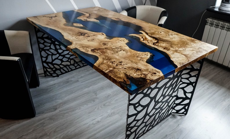 Table bois resine bleu