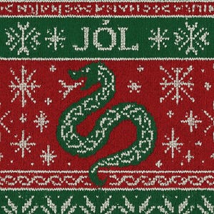 Puede incluir: Diseño festivo de suéter navideño en rojo, verde y blanco. El patrón incluye copos de nieve, una serpiente verde y la palabra "JOL". El suéter tiene una textura de punto, perfecto para la temporada navideña.