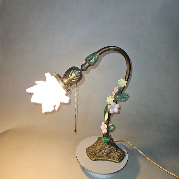 Vintage flower desk lamp