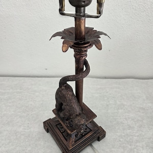 Lampa stołowa Vintage Monkey o wysokości 18,5 cala z wykończeniem w kolorze antycznego złota