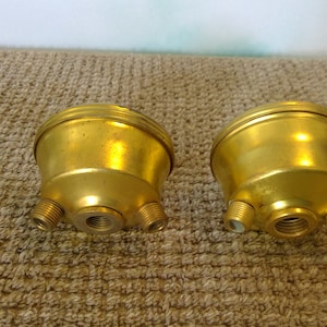 以下が含まれることがあります： 3つのピンが付いた金色の金属製のランプソケットが2つ