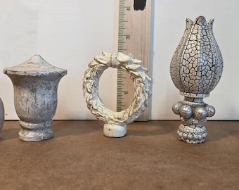Lot de 5 décorations de fleurons finition blanc antique 2 1/2" de haut 1 1/2" de haut
