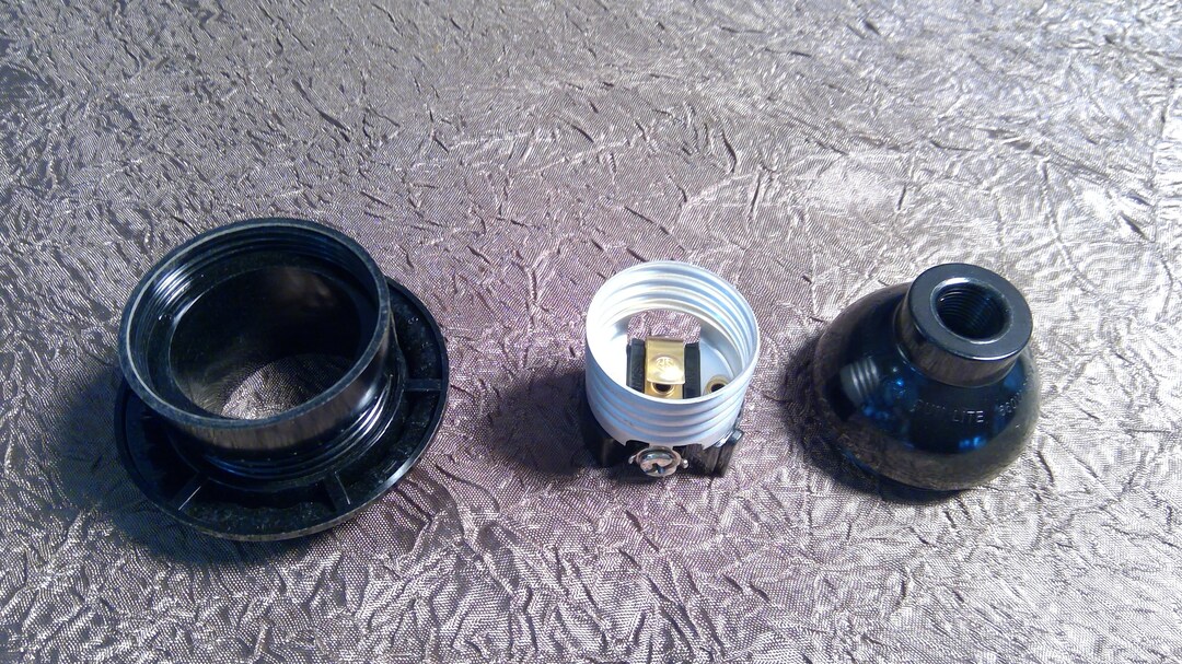 Short Lamp Socket Uno Threaded Keyless Light Socket With UNO Threads W