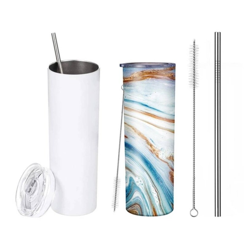 Puede incluir: Dos vasos de acero inoxidable con tapas, uno blanco y otro con un patr&oacute;n de m&aacute;rmol azul y marr&oacute;n. Ambos vasos vienen con una pajita de acero inoxidable y un cepillo de limpieza.