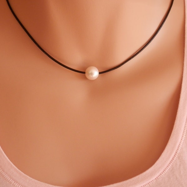 pearl choker necklace with leather