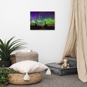 Impression sur toile d'aurores boréales, silhouettes de routes rustiques et de pins, art du ciel nocturne des aurores boréales de la péninsule supérieure image 7