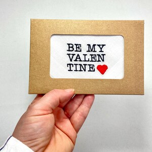 Be my Valentine; Geschenk zum Valentinstag; Liebeserklärung besticktes Taschentuch; Geschenkidee Stofftaschentuch; rotes Herz; Valentinstag