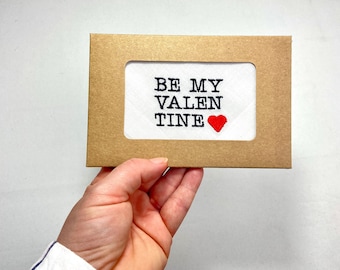 Be my Valentine; Geschenk zum Valentinstag; Liebeserklärung besticktes Taschentuch; Geschenkidee Stofftaschentuch; rotes Herz; Valentinstag