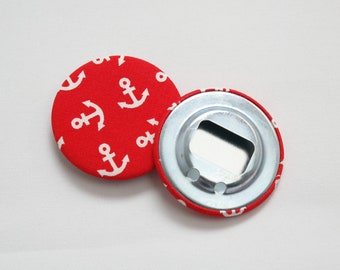 Flaschenöffner 59 Ø roter Stoff mit Ankern, Button als Öffner, Kronkorkenöffner, Geschenk Biertrinker