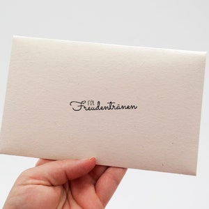 Wunschtext auf besticktem Taschentuch mit personalisiertem Text Einstecktuch mit Namen und Datum individuelle Gastgeschenke Hochzeit Bild 8