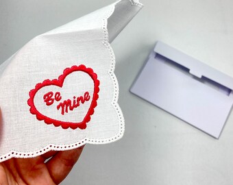 Be mine; Geschenk zum Valentinstag; Liebeserklärung besticktes Taschentuch; Geschenkidee Stofftaschentuch; rotes Herz; Valentinstag