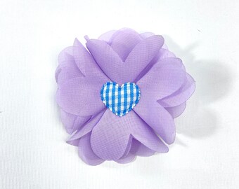 Blütenbrosche Chiffon mit blau/weiß kariertes Herz; Brosche flieder;  Chiffonblüte lila; Blütenschmuck Oktoberfest; Blumenbrosche