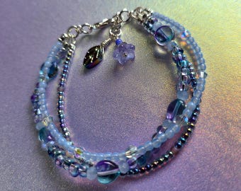 Pulsera de múltiples hilos con cuentas violetas y azul bígaro