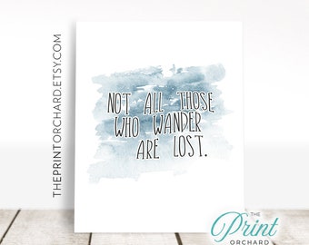 Puede incluir: Una impresión de acuarela con un fondo azul y la cita "Not all those who wander are lost." en texto negro.