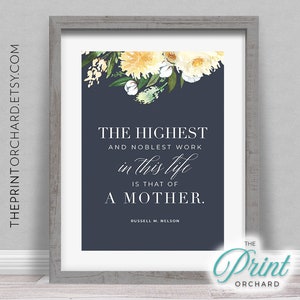 Könnte beinhalten: Ein druckbarer Spruch über Mutterschaft mit einem floralen Design in Weiß- und Gelbtönen auf dunkelblauem Hintergrund. Der Spruch lautet: "Die höchste und edelste Arbeit in diesem Leben ist die einer Mutter."