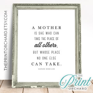 Op de afbeelding: Een ingelijst printbaar citaat over moederschap. Het citaat luidt: "Een moeder is zij die de plaats van alle anderen kan innemen, maar wiens plaats niemand anders kan innemen." Het citaat wordt toegeschreven aan "Caspar Merriloo".