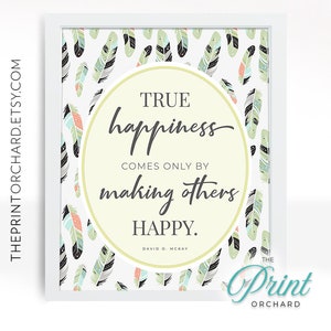 Puede incluir: Una cita imprimible sobre la felicidad con un fondo blanco y un patrón de plumas de colores. La cita dice "TRUE happiness COMES ONLY BY making others HAPPY." La cita se atribuye a David O. McKay.