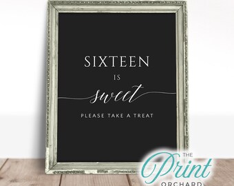 Puede incluir: Un cartel imprimible en blanco y negro con el texto "Sixteen is sweet" y "Please take a treat". El cartel está en un marco plateado.
