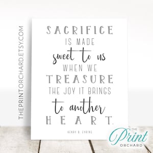 Może przedstawiać: Czarno-biały cytat do wydrukowania z tekstem "Ofiara staje się słodka dla nas, gdy cenimy radość, którą przynosi innemu sercu." Cytat przypisany Henry'emu B. Eyringowi.