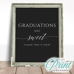 Puede incluir: Un letrero enmarcado con las palabras "GRADUATIONS ARE sweet PLEASE TAKE A TREAT" en letras blancas sobre un fondo negro. El marco es plateado con un acabado envejecido. El logotipo de The Print Orchard está en la esquina inferior derecha.