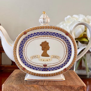 Vintage Sadler Queen Elizabeth II Teapot. In celebration of the Queen’s Golden Jubilee, 1952-2002, Royal Collectible, Made in England