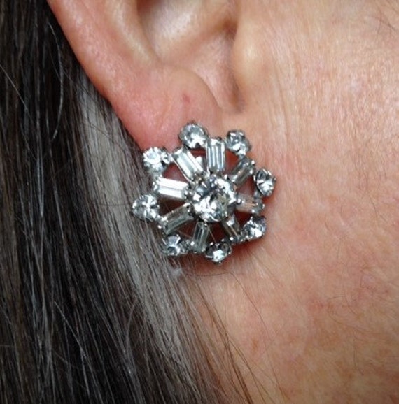 Vintage rhinestone snowflake earrings - image 1