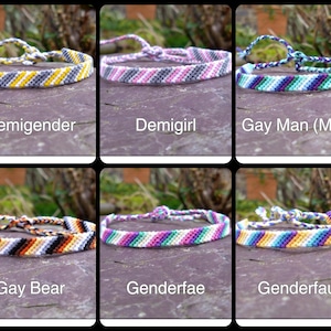 Puede incluir: Seis pulseras de la amistad con diferentes patrones de colores, cada uno representando una identidad diferente. Las pulseras est&aacute;n hechas con hilo de bordar de colores y est&aacute;n atadas en un nudo al final. Las pulseras se muestran sobre un fondo de pizarra.