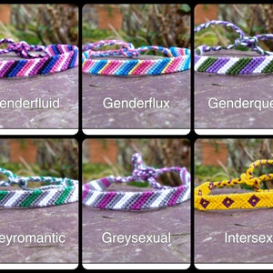 Puede incluir: Seis pulseras de la amistad con diferentes patrones y dise&ntilde;os de colores. Las pulseras est&aacute;n hechas con hilo de bordar de colores y representan diferentes identidades. Las pulseras est&aacute;n dispuestas sobre una superficie gris.