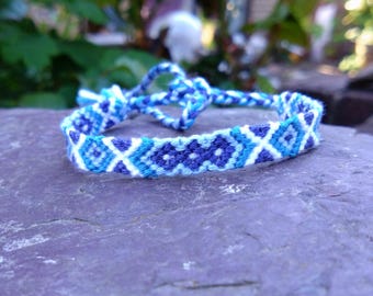 Pulsera de la amistad delgada con estampado tribal: Pulsera delgada ajustable de macramé de algodón en tonos azules y blancos, de 14 a 27 cm (5,5 a 10 pulgadas).