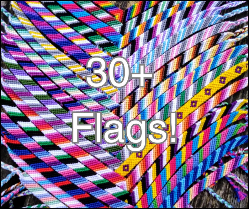 Puede incluir: Una colecci&oacute;n de m&aacute;s de 30 pulseras de amistad coloridas, cada una tejida con hilos de diferentes colores para representar varias banderas. Las pulseras est&aacute;n dispuestas en un patr&oacute;n en capas, mostrando los intrincados dise&ntilde;os y los colores vibrantes.