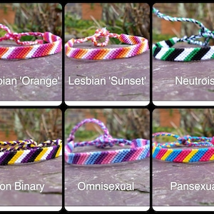 Puede incluir: Seis pulseras de la amistad con diferentes patrones de colores que representan diversas orientaciones sexuales. Las pulseras est&aacute;n hechas con hilo de bordar de colores y est&aacute;n atadas en un nudo. Las pulseras est&aacute;n etiquetadas con las siguientes identidades: Lesbiana 'Naranja', Lesbiana 'Atardecer', Neutrois, No Binario, Omnisexual y Pansexual.