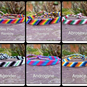 Puede incluir: Seis pulseras de la amistad con diferentes patrones de colores y etiquetas de texto. Las pulseras est&aacute;n hechas con hilo de bordar de colores y est&aacute;n atadas en un nudo al final. Las etiquetas son: Gay Pride Rainbow, Inclusive Pride Rainbow, Abrosexual, Agender, Androgyne y Aroace.